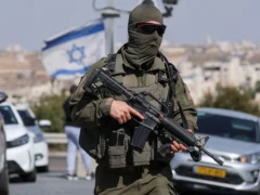 Netanyahu ordenó el cierre total de Cisjordania tras un tiroteo que dejó cinco heridos cerca de Hebrón