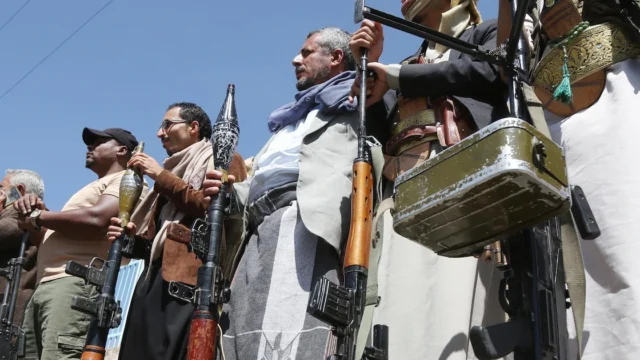 Los hutíes reivindican seis ataques contra instalaciones petroleras y aeropuertos de Arabia Saudita
