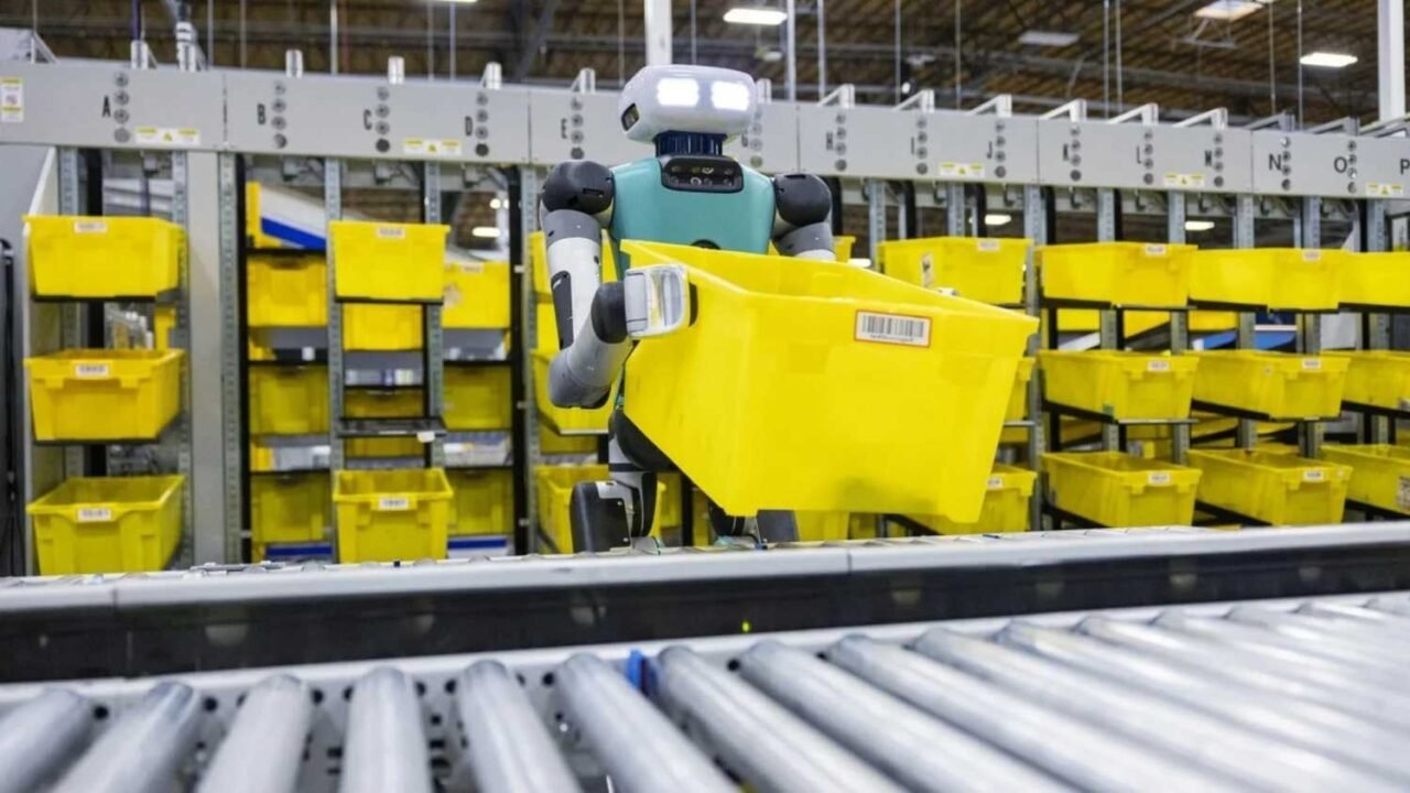 Amazon superó el millón de robots en sus depósitos y no dejó de contratar personas