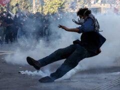 Siguen las protestas estudiantiles en Francia: la policía dispersó con cañones de agua a miles en la Bastilla de París
