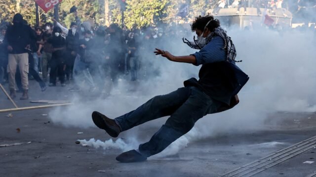 Siguen las protestas estudiantiles en Francia: la policía dispersó con cañones de agua a miles en la Bastilla de París