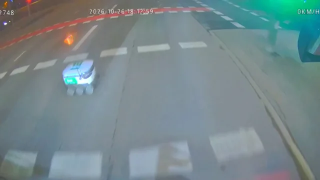 Un robot de reparto pasó un semáforo en rojo, chocó un autobús y abandonó la escena del accidente: nueve heridos