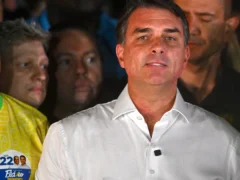 Migraciones confirmó que Flávio Bolsonaro viajó con su familia desde Argentina hacia Ecuador “sin ningún impedimento legal»