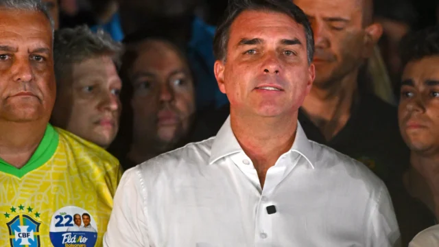Migraciones confirmó que Flávio Bolsonaro viajó con su familia desde Argentina hacia Ecuador “sin ningún impedimento legal»