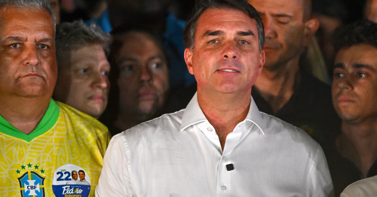 Migraciones confirmó que Flávio Bolsonaro viajó con su familia desde Argentina hacia Ecuador “sin ningún impedimento legal»