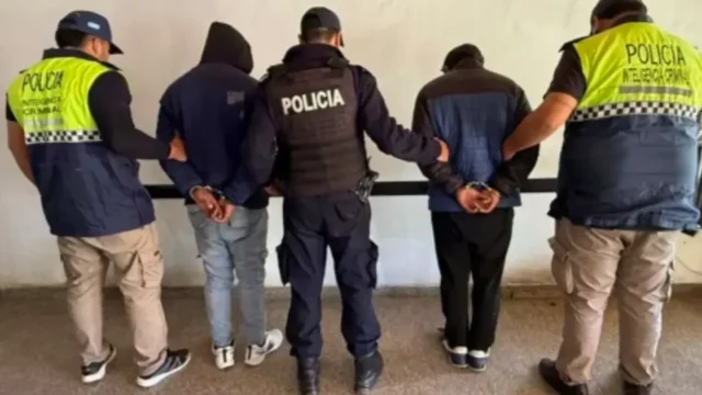 Río Negro entregó a Tucumán a dos prófugos detenidos en Allen: uno cayó cuando intentaba robar un auto