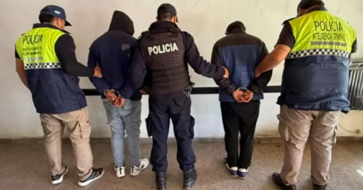 Río Negro entregó a Tucumán a dos prófugos detenidos en Allen: uno cayó cuando intentaba robar un auto
