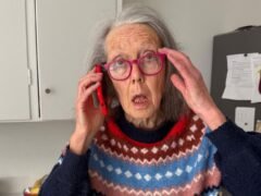 Cortó la llamada y siguió barriendo en su casa de Islandia hasta que su marido le avisó: así recibió Anne Carson la noticia del Nobel