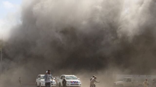 Guerra en Yemen: los hutíes atacaron el aeropuerto de Adén con dos misiles
