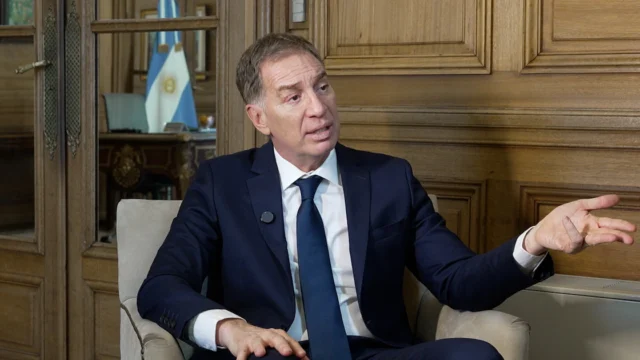 Santilli defendió la salida de Flávio Bolsonaro de Argentina: “No tenía impedimentos de Interpol”