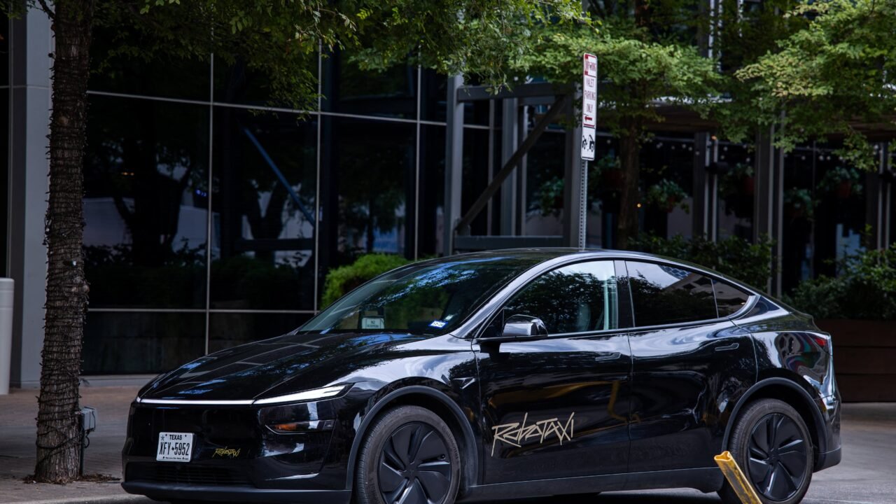 Estados Unidos investiga si los robotaxis de Tesla superan el límite de velocidad frente a escuelas