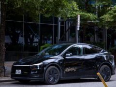 Estados Unidos investiga si los robotaxis de Tesla superan el límite de velocidad frente a escuelas