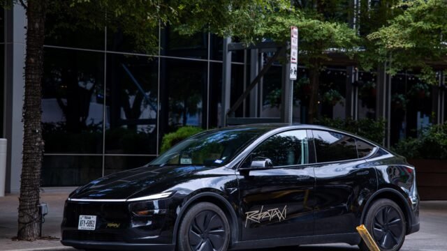 Estados Unidos investiga si los robotaxis de Tesla superan el límite de velocidad frente a escuelas