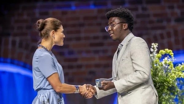 Cómo funciona el robot creado por un estudiante de 17 años que usa inteligencia artificial y un líquido magnético para retirar plástico del agua