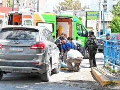 Una ciclista fue trasladada al hospital tras un choque con un auto en Roca
