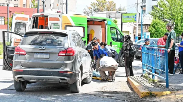 Una ciclista fue trasladada al hospital tras un choque con un auto en Roca