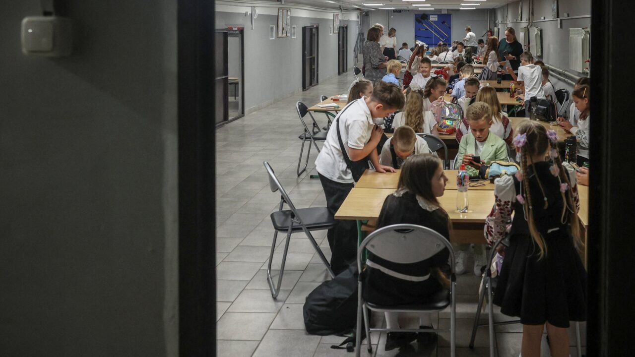 “¡Al refugio, rápido!“: los bombardeos aéreos rusos transforman la vida escolar en Kiev