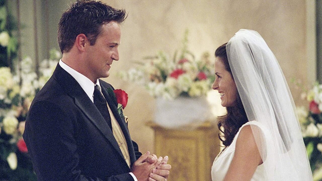 La boda de Chandler en “Friends” escondía una realidad dolorosa en la vida de Matthew Perry