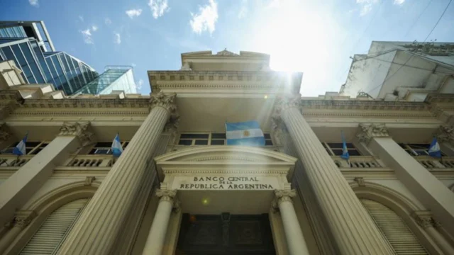 El Banco Central compró USD 1.395 millones en octubre y reforzó las reservas