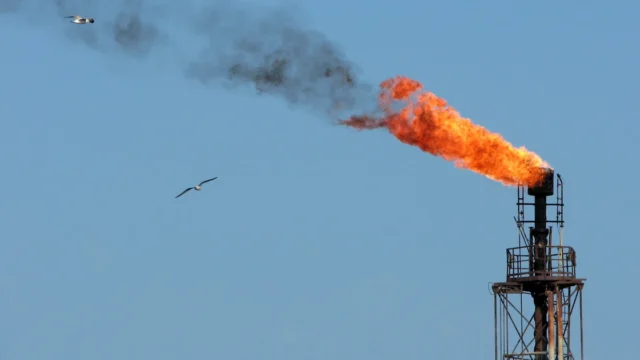 El barril de petróleo Brent superó los 116 dólares por primera vez en casi seis meses por la escalada en Medio Oriente