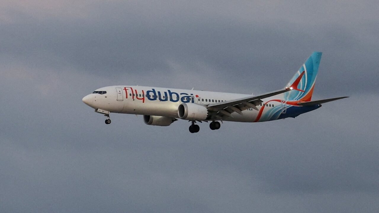 El copiloto de FlyDubai que casi provocó un accidente aéreo tenía antecedentes de inhabilitación por posibles posiciones extremistas