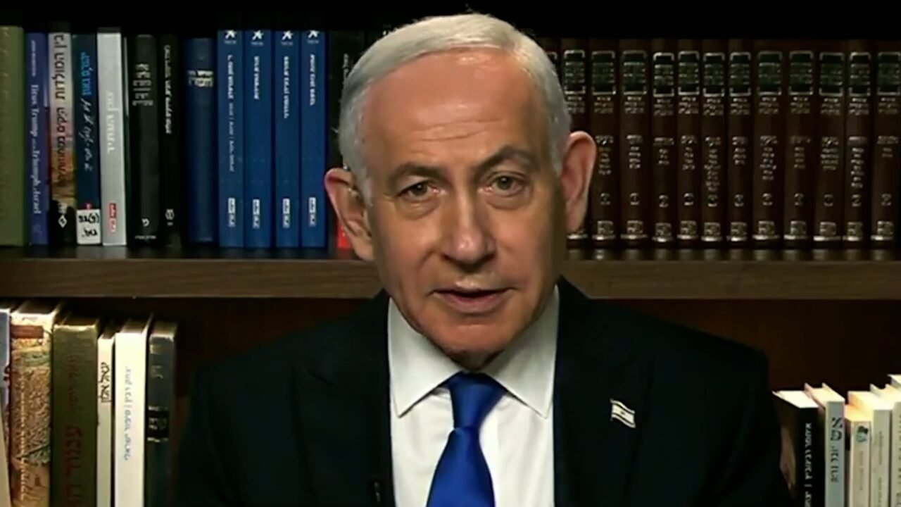 Netanyahu le dijo al piloto de Flydubai que lo considera “un héroe del mundo” y lo invitó al Día de la Independencia israelí