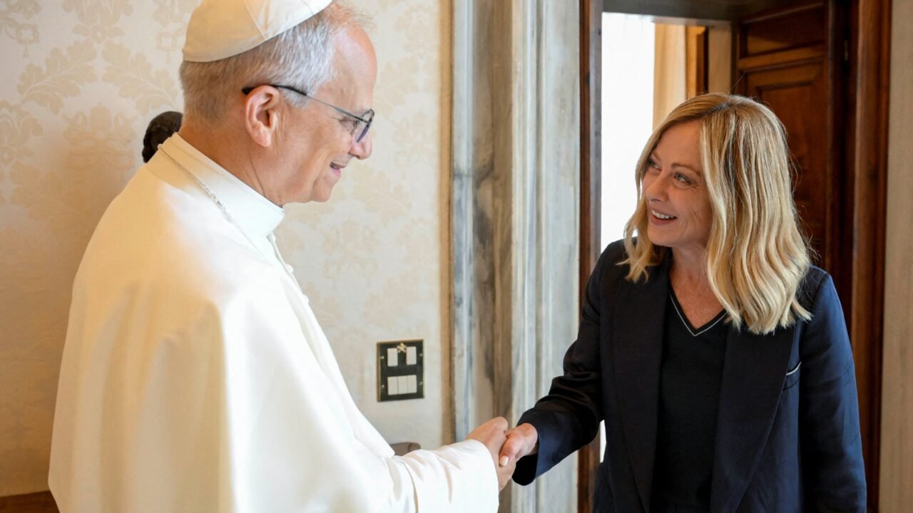 Giorgia Meloni expresó su apoyo al papa León XIV y destacó la “serenidad” con la que anunció la operación a la que debe someterse