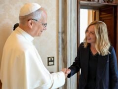 Giorgia Meloni expresó su apoyo al papa León XIV y destacó la “serenidad” con la que anunció la operación a la que debe someterse
