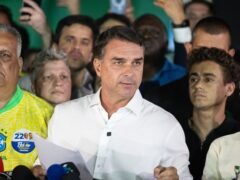 La justicia federal pidió informes sobre cómo Flavio Bolsonaro ingresó al país