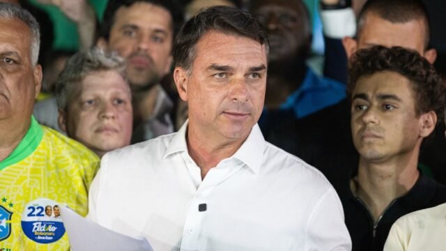 La justicia federal pidió informes sobre cómo Flavio Bolsonaro ingresó al país