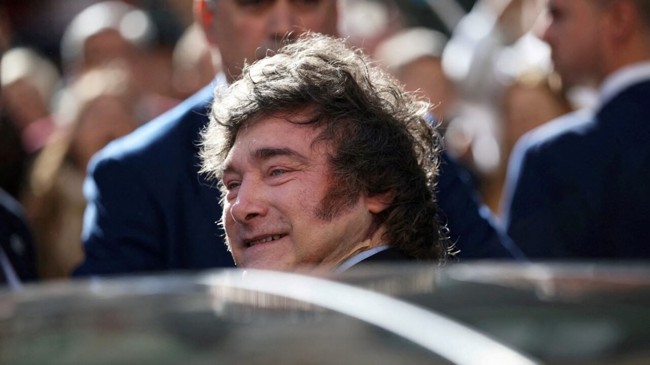 Milei viajó a Catamarca para visitar una planta de litio y compartir una caravana con militantes libertarios