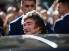 Milei viajó a Catamarca para visitar una planta de litio y compartir una caravana con militantes libertarios