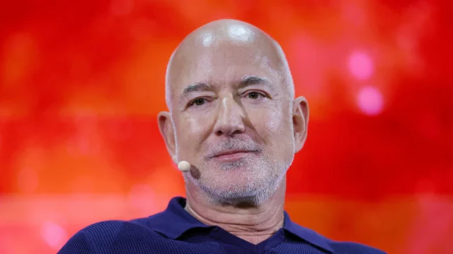 “La vida es corta para andar con gente sin recursos”: el criterio de Jeff Bezos para armar equipos de éxito