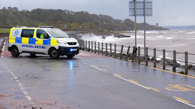 Vientos de 135 km/h, ferris suspendidos y trenes detenidos: la tormenta Boelo golpea el Reino Unido y se desplaza por Europa