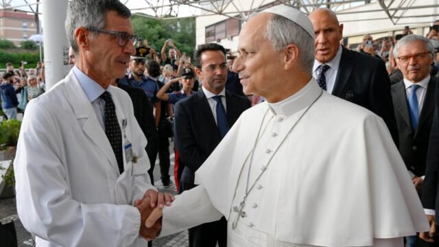 El cirujano que operó a León XIV dijo que “no hay motivos clínicos” para que el papa suspenda su gira por América Latina