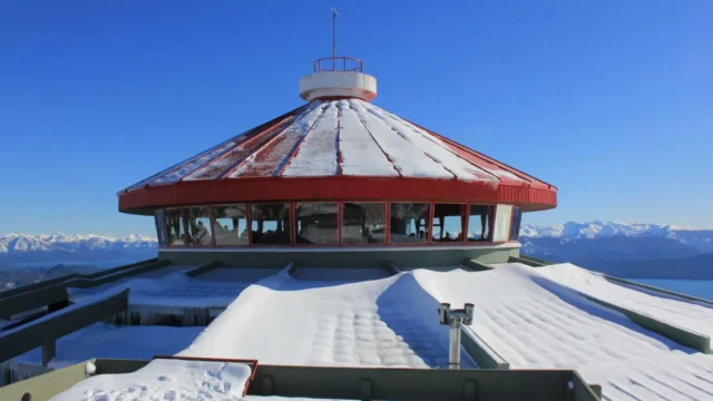 Susto en la cumbre del cerro Otto: un incendio obligó a cerrar el teleférico