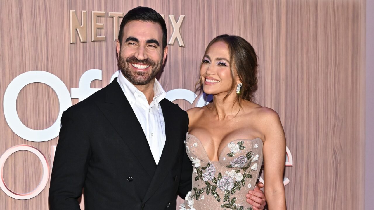 Jennifer Lopez y Brett Goldstein vuelven a desatar rumores de romance tras protagonizar ‘Office Romance’