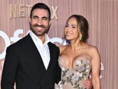 Jennifer Lopez y Brett Goldstein vuelven a desatar rumores de romance tras protagonizar ‘Office Romance’