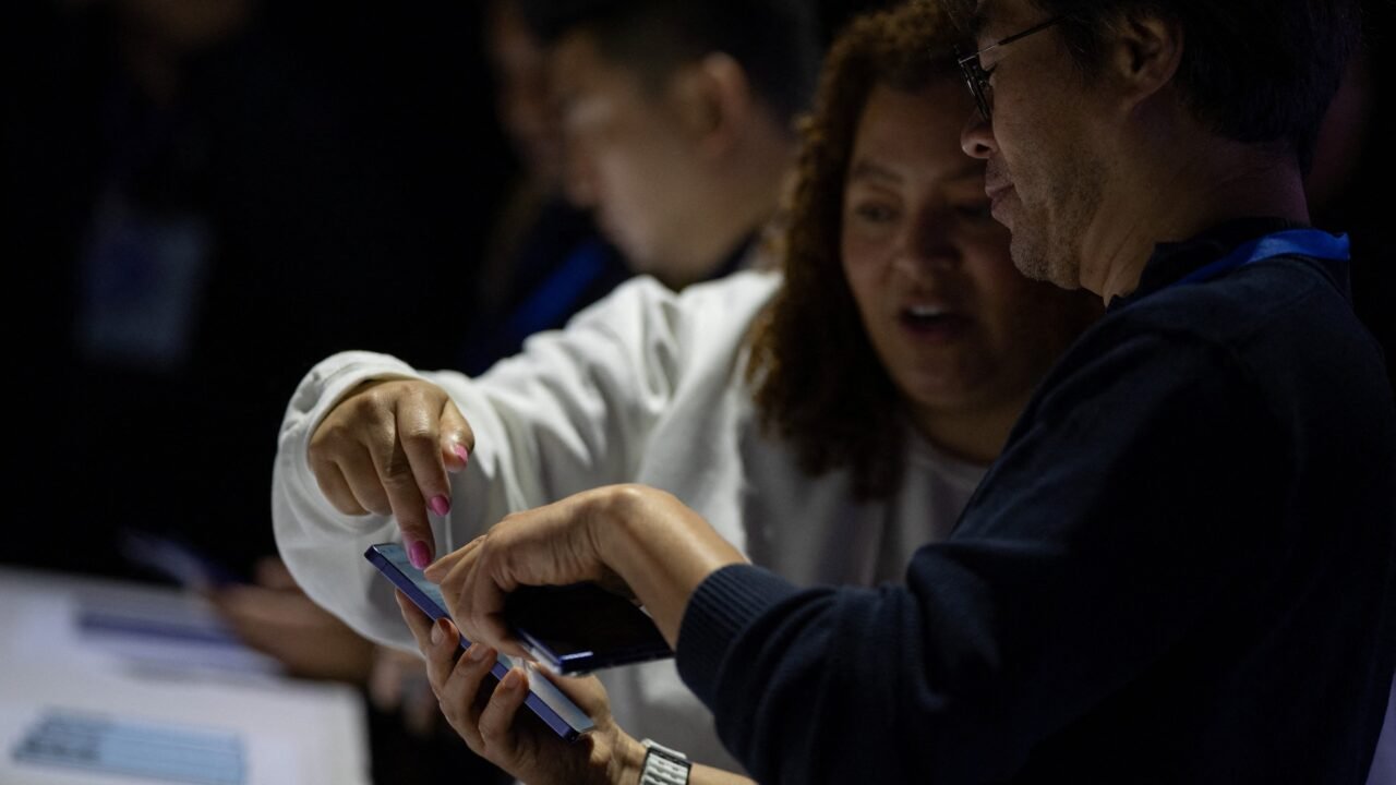 Fabricar celulares y computadores portátiles por completo en Estados Unidos costaría hasta USD 230.000 millones