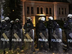 Tensión en Polonia: la policía rodea el Tribunal Constitucional tras la decisión del Gobierno de Tusk de suspender al presidente