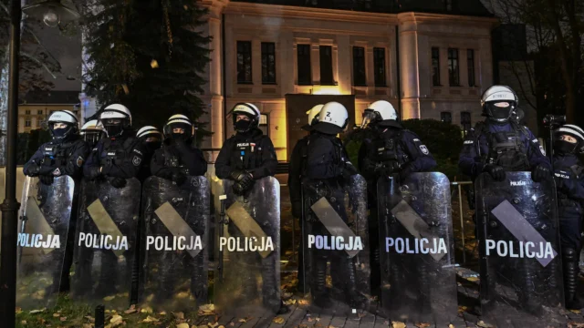 Tensión en Polonia: la policía rodea el Tribunal Constitucional tras la decisión del Gobierno de Tusk de suspender al presidente