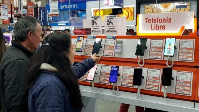 Por qué la venta de smartphones cayó a su punto más bajo en 14 años para esta temporada