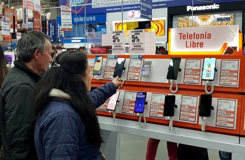 Por qué la venta de smartphones cayó a su punto más bajo en 14 años para esta temporada