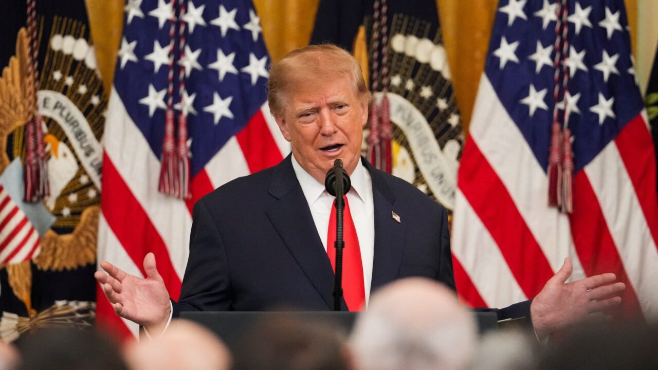 Trump dijo que el precio del combustible bajará y que el conflicto con Irán terminará pronto “de una manera u otra”