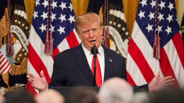 Trump dijo que el precio del combustible bajará y que el conflicto con Irán terminará pronto “de una manera u otra”