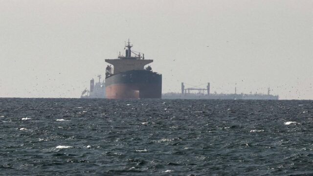 Tres buques mercantes fueron atacados en Ormuz y otro fue amenazado por Irán para que regresara cerca de la costa de Omán