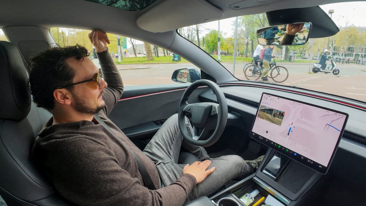 Un conductor se durmió con el piloto automático de Tesla activado y chocó a dos policías