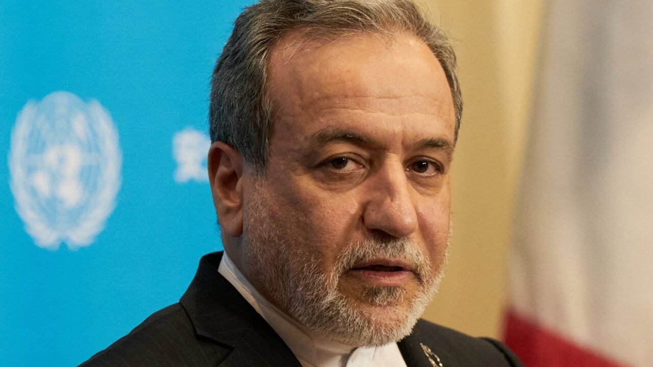 El canciller iraní aseguró que mantiene conversaciones ininterrumpidas con EEUU a través de intermediarios para poner fin a la guerra