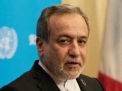 El canciller iraní aseguró que mantiene conversaciones ininterrumpidas con EEUU a través de intermediarios para poner fin a la guerra