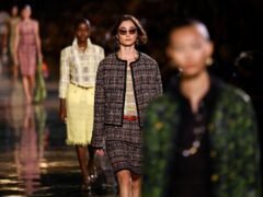 Modelos virtuales, robots en pasarelas de Milán y predicción de tendencias: así la IA conquista la moda